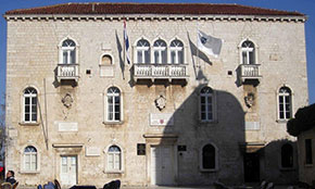 La facciata di palazzo Cippico