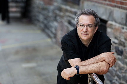 Un ritratto di Uri Caine. Foto di Bill Douthart