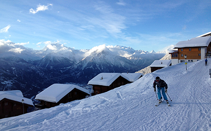 Prime luci del mattino sulle piste attorno al villaggio di Riederalp