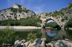 Rhône-Alpes Vallon Pont d'Arc (© RA Tourisme-C. Fougeirol)