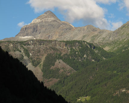 Il Pizzo Scalino visto da Chiesa in Valmalenco