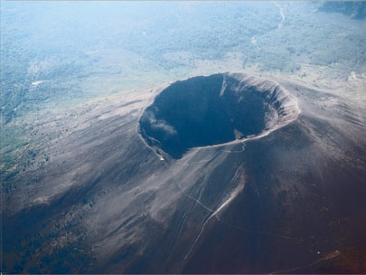 Il Vesuvio è il vulcano che domina Napoli è l'unico vulcano in terraferma ad avere eruttato negli ultimi secoli (Famosa l'eruzione del 79 d.C. che distrusse Pompei ed Ercolano). Sebbene sia in calma è considerato uno dei vulcani più pericolosi del mondo.
