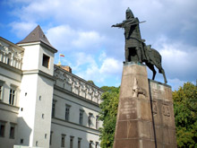 Vilnius Il Palazzo dei Granduchi di Lituania e in primo piano la statua di Gediminas