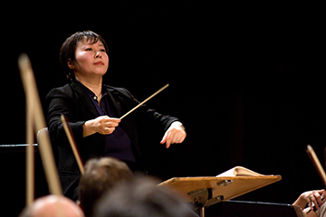 Stelle barocche 4 Il Maestro Xian Zhang dirige l'Orchestra Verdi. Credits: Agnes Weber