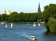 L'Aasee Park nella Germania del nord. Il parco si estende sulle rive del fiume Aa piuttosto frequentato da velisti e battelli