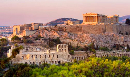 Atene, l'Acropoli illuminata dalla luce rosa del tramonto