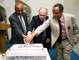 Da sinistra, l'amministratore delegato di Ethiopian Airlines Tewolde G. Mariam, l'ambasciatore italiano in Etiopia Renzo Rosso, e Gobena Mikael di Global Sales