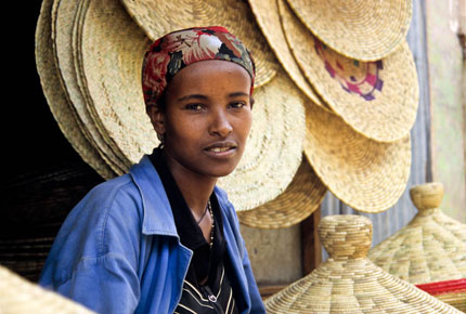 Giovane venditrice di oggetti di paglia. Addis Abeba, Ethiopia (Foto: Lucio Rossi ©copyrighted)