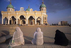 In preghiere davanti alla moschea. Addis Abeba, Ethiopia (Foto: ©Lucio Rossi)
