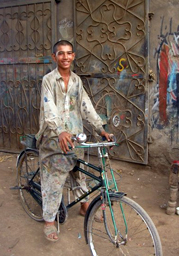 Un ragazzo in bicicletta in Afghanistan. Credit: www.untamedborders.com