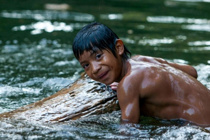 Ragazzo fa il bagno in agua buena, acque limpide (foto di Roald Reynes)