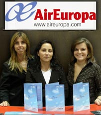 Da sinistra Eliana Verge, responsabile commerciale Nord Italia, Arianna Ballerini direttore di Air Europa in Italia e Maria Armada, responsabile commerciale Centro-Sud Italia