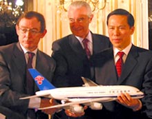 Noël Forgeard, amministratore delegato Airbus, Gilles de Robien, ministro dei Trasporti francese, Liu Shaoyong, presidente di China Southern Airlines