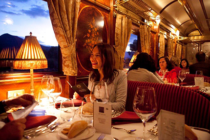 La sala da pranzo a bordo del lussuoso treno 