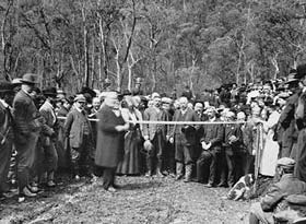 L'inaugurazione della strada verso l'altopiano nel 1908