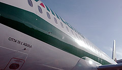 Ultimo airbus Alitalia rende omaggio a L'Aquila