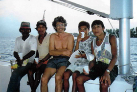 Indigeni in visita sul catamarano Daedalus. Credit: Magenes editore