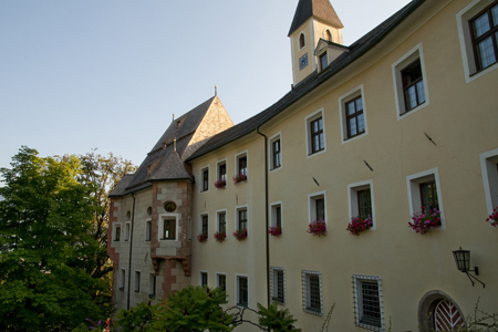 La fortezza Weiherburg del 1460 all'ingresso dell'Alpenzoo