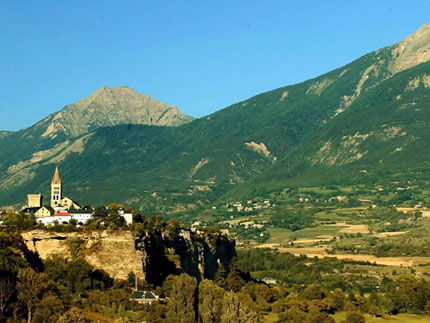 Embrun su uno sperone di roccia. Credit: Launette