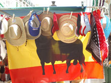 Cappelli e bandiera spagnola in uno stand di una fiera a Malaga