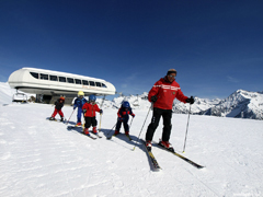 Un gruppo di piccoli sciatori sulla pista di Antagnod