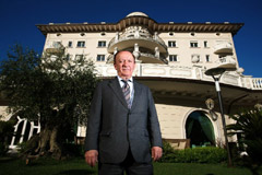 Antonio Batani davanti al Palace Hotel di Milano Marittima.