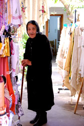 Cipro 2 Questa anziana signora cipriota potrebbe essere scambiata per una donna del nostro meridione 