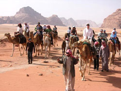 Sulla sabbia di Aquaba in groppa al cammello