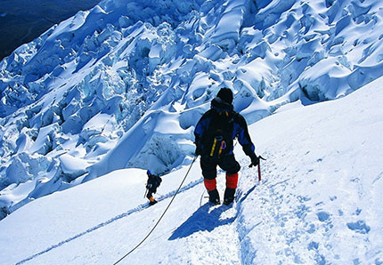 Alpinisti impegnati in un'arrampicata