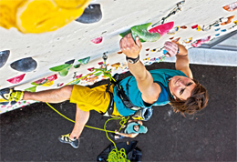 A mani nude verso il cielo