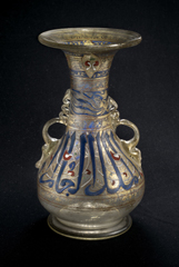 Vaso in vetro smaltato in policromia decorato con una coppia di fenici in stile cinese.
Siria o Egitto, prima metà del XIV secolo d.C.