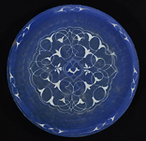 Piatto in ceramica decorato da  arabeschi disposti secondo uno schema di medaglioni concentrici. Iran, XVI secolo d.C. 