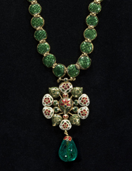 Collana d'oro e pendente con diamanti e un ulteriore grano pendente in smeraldo. India, Deccan, Hyderabad, fine del XVIII secolo