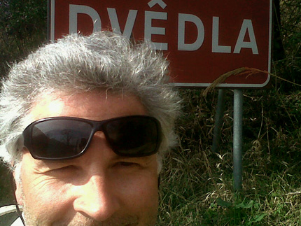 L'autore del blog, Stefano Tesi, davanti al cartello di Dovadola/Dvedla
