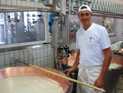 Una fase della preparazione del formaggio