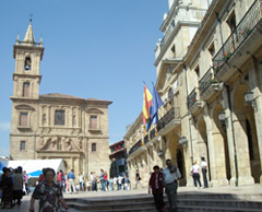 Chiesa di Sant'Isidoro nella piazza del Municipio a Oviedo