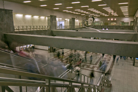 Attica tra antico e moderno 3 I continui richiami al mondo classico sono evidenti anche nelle geometrie del pavimento della stazione della metropolitana di Atene a piazza Syntagma41