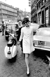 Audrey Hepburn - a passeggio per via Bissolati, Roma - 1968 Elio Sorci © Camera Press/Photomasi