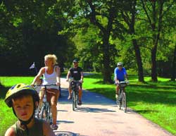 Pedalare in bici nel parco 