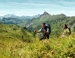 laghi Trekking tra i fiori primaverili (Foto: © ENAT Peter Burgstaller)