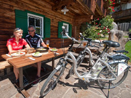 Una sosta e poi di nuovo in sella alla bici elettrica (Foto: © Kitzbueheler Alpen Brixental)