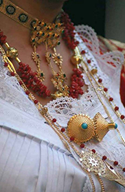 Gioielli e abbigliamento tradizionale
