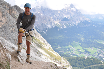 Ben Fogle sulla Via Ferrata Punta Anna, sulle Dolomiti. Foto: Tom Payne © BBC All Media/all World rights in perpetuity 2011 