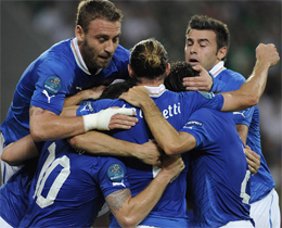L'abbraccio degli Azzurri sul campo di Italia - Irlanda