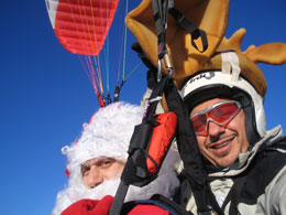 Babbo Natale vola in parapendio a Bergamo