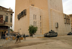 Soldati Usa sorvegliano la Banca Centrale Irachena