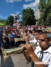 In Serbia, scintillar d'ottoni