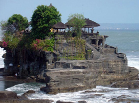 Bali Lo sperone di roccia su cui si erge il tempio Tanah Lot 