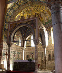 Il ciborio: elemento architettonico a forma di baldacchino posto sopra l'altare