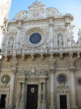 La facciata della Basilica di Santa Croce a Lecce è una delle tappe del tour della memoria